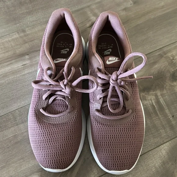Size 7.5 Nike Women’s Tanjun - Picture 4 of 7